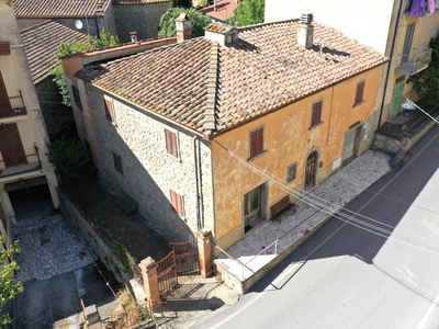 Casa semi indipendente in Via Italo Scotoni 15 in zona Camucia a Cortona