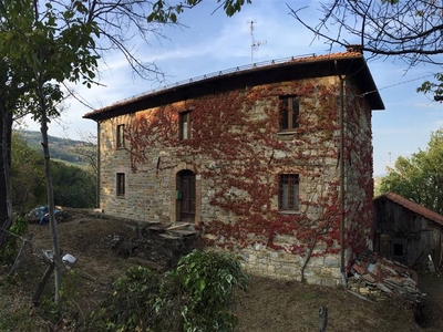 Rustico casale da ristrutturare in zona Lago a Montefiorino