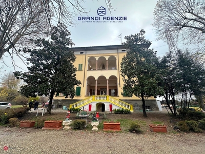 Villa in Vendita in Strada Quarta a Parma