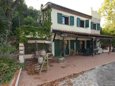 Villa in Via Traversa Livornese in zona Castelnuovo della Misericordia a Rosignano Marittimo