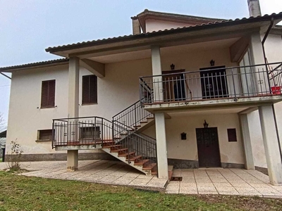 Villa singola a Lugnano in Teverina, 8 locali, 1 bagno, garage, 232 m²