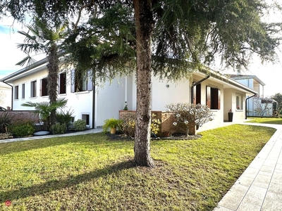 Villa in Vendita in Via EGERIA 16 a San Michele al Tagliamento