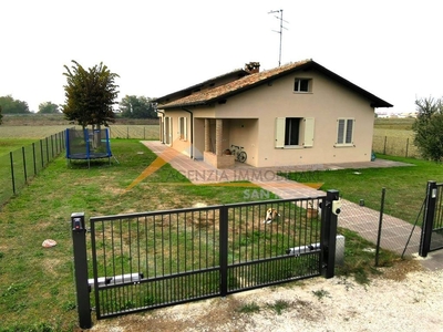 Villa a Ravenna, 1 locale, 3 bagni, arredato, 250 m², terrazzo