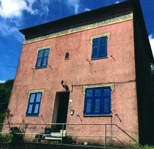 villa indipendente in vendita a Varese Ligure