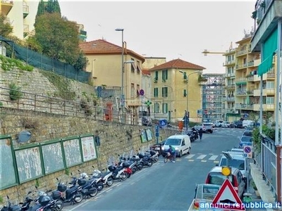 Trilocale con due camere matrimoniali zona semicentrale a Sanremo.