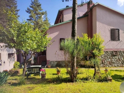 Villa Indipendente in Vendita a Radicofani: Vivere il Relax nella Splendida Val d'Orcia