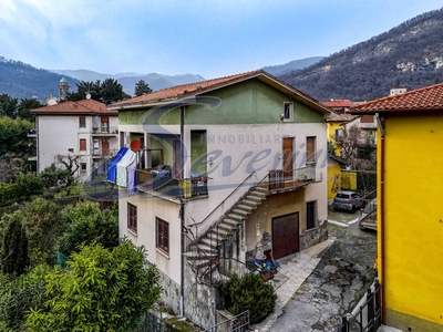 Casa indipendente con terrazzo a Canzo