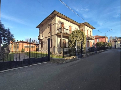 Casa Indipendente in vendita a Varallo Pombia, via stazione - Varallo Pombia, NO