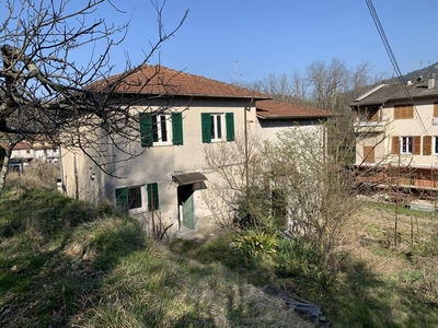 Casa singola da ristrutturare a Beverino