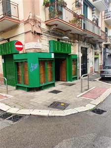 Locale commerciale - 2 Vetrine a Carrassi, Bari