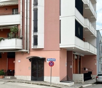 Negozio/Locale commerciale in Affitto in G. Carducci 115 a Gioia del Colle