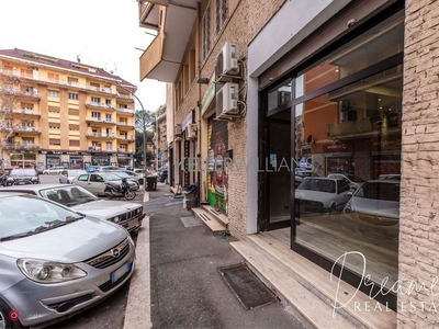 Negozio/Locale commerciale in Affitto in Via Alessandro Bacchiani a Roma