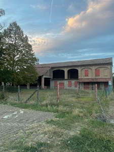 Rustico casale da ristrutturare a Sarezzano