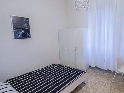Stanza in affitto in appartamento con 6 camere da letto a Firenze