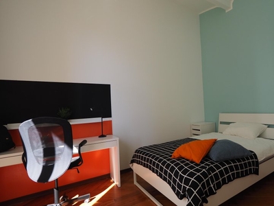 Stanze in affitto in appartamento con 6 camere da letto a Torino
