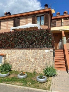 Villa a schiera ad Arezzo, 4 locali, 3 bagni, giardino privato, 101 m²