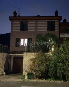 Villa a schiera ad Arezzo, 4 locali, 3 bagni, giardino privato, 104 m²
