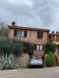 Villa a schiera ad Arezzo, 4 locali, 3 bagni, giardino privato, 105 m²