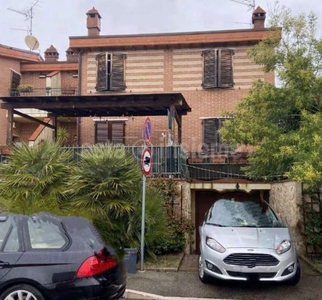 Villa a schiera ad Arezzo, 5 locali, 3 bagni, giardino privato, 103 m²