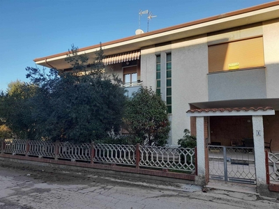 Villa in Via Luigi Rizzo 1 in zona Marotta a Mondolfo