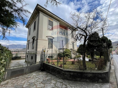 Villa con terrazzo a Castelnuovo di Garfagnana