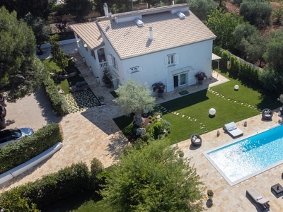 Amazing Villa Located In A Private Setting, Surrounded By Nature, Garden And Pool