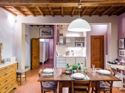 Appartamento in Vendita a Firenze: Charme d'Epoca nell'Oltrarno
