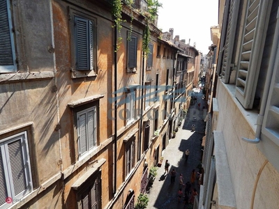 Appartamento in Vendita in Via dei Coronari a Roma