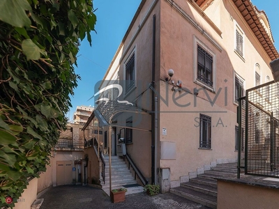 Appartamento in Vendita in Via Nemorense a Roma