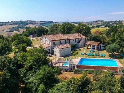 Authentic Country House Near Belvedere Ostrense