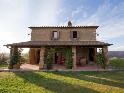 Bucine: Casale in Vendita con Giardino e Vista sulla Campagna Toscana