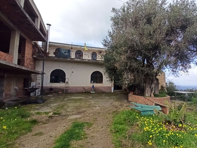 Casa indipendente con rustico e terreno presso Spartà, Messina