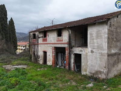 Casa indipendente con terrazzo a Carrara