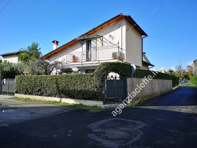 Cinquale a 1700 mt dal mare vendesi questa casa singola su due livelli con giardino e posto auto