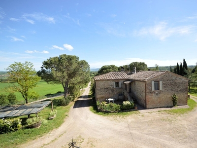 Complesso Immobiliare Panoramico Con Ampio Terreno In Vendita A Buonconvento