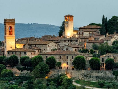 Incantevole Villa con Vista Panoramica e Ampio Giardino in Vendita