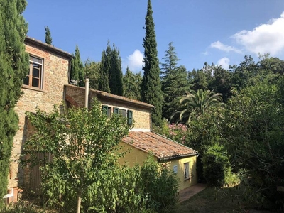In Vendita: Affascinante Casale del XVI Secolo in Pietra in Toscana