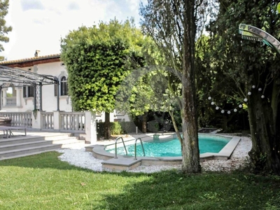Luxury Villa With Pool And Garden In Florence