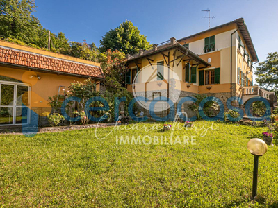 Prestigiosa Villa a Savignone con piscina- campo da tennis – serra- posti auto -Terreno