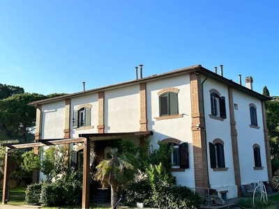Casale Ristrutturato In Vendita a Gavorrano: Opportunità Toscana per Affittacamere e Ristorazione