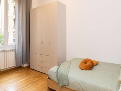 Stanza in affitto in appartamento con 4 camere da letto a Milano