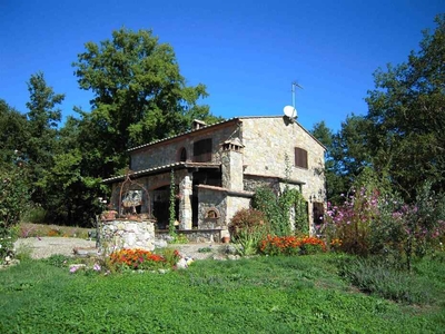 Casale in Pietra in Vendita a Montieri, Toscana: Il Tuo Rifugio nel Bel Paese