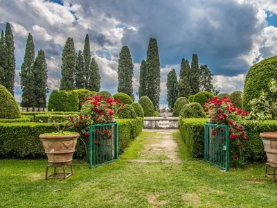 Splendida Villa con Parco Recintato in vendita a soli 3 km dal Centro Storico di Lucca