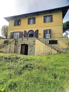 Villa al centro con giardino e vista sul lago di Bracciano
