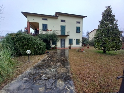 Villa In Vendita A Capannori(lu) In Ottimo Composto Da 9vani