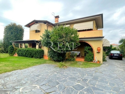 Villa In Vendita A Forte Dei Marmi(lu) In Discreto Composto Da 12vani