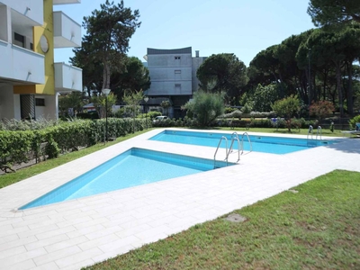 Appartamento a Lignano Pineta con terrazza e piscina