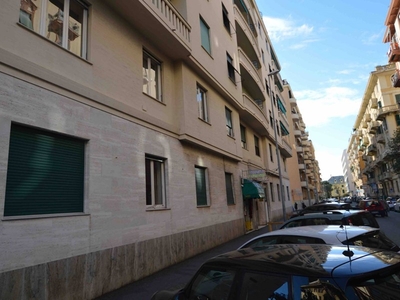 Appartamento in Affitto a Genova, zona Albaro, 650€, 90 m²