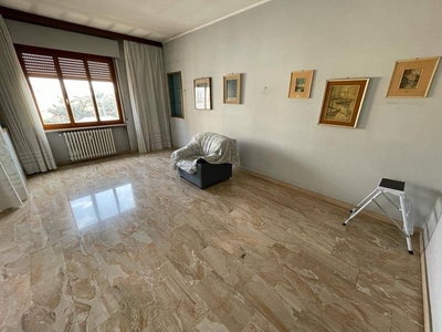 Appartamento in Vendita a Alessandria, zona Pista Vecchia, 95'000€, 130 m²