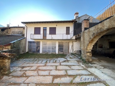 Casa indipendente con terrazzo e cortile privato